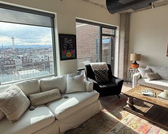 PH Condo. Amazing Views with Private Balcony. Walk to everything! - Denver - Living room