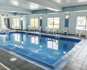 Comfort Inn & Suites Cambridge - Cambridge - Pool