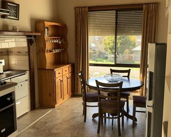 300m to Wombat Hill Gardens ,close to Convent Gallery and Lake Daylesford - Daylesford - Dining room