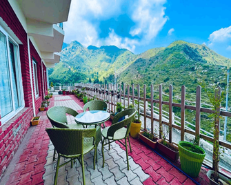 The Kempty - A Wellness Boutique Hotel, Mussoorie - Mussoorie - Balkon