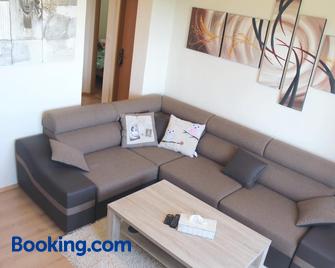 Pine Wood Apartment - Vysne Ruzbachy - Sala de estar