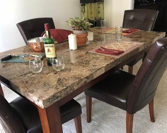 A three start hotel as a private apartment - Baileys Crossroads - Comedor