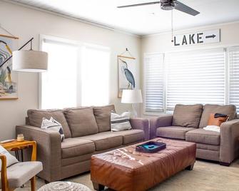 Charming New Buff Cottage w Cute backyard, kitchen - New Buffalo - Living room