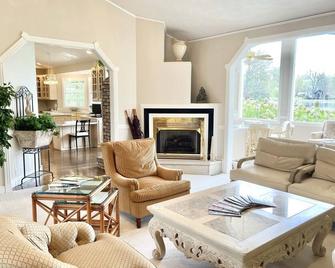 The Owner Has Opened Thanksgiving Dates for the First Time! - Carbondale - Living room