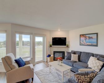 Beach Please- Oceanfront easy access to the beach - Long Beach - Living room