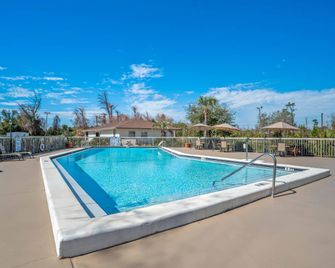 Quality Inn & Conference Center - פנמה סיטי - בריכה