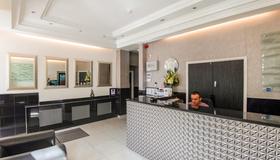 OYO Huttons Hotel - London - Front desk