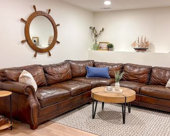 Dog-Friendly Slice of Heaven by Lake Geneva & Como - Lake Geneva - Wohnzimmer