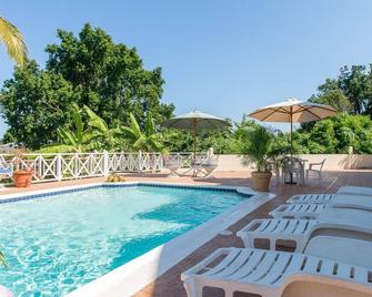The beautuful Butterfly Villa situated in the exclusive Silver Sands estate - Duncans - Πισίνα