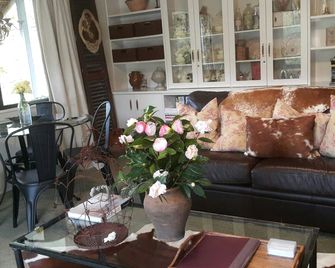 La Belle Vie Bed & Breakfast - Napier - Living room