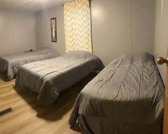 Quiet home near Berry Bend boat ramp with carports - Warsaw - Bedroom