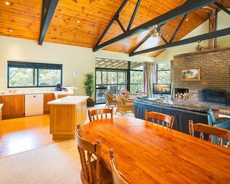 Swagman's Rest Lodge At Banjos Bushland Retreat - Couples, 1 Family Or Singles - Vacy - Comedor