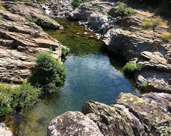 Quiet country house with swimming pool, ideal location. - Tauriers