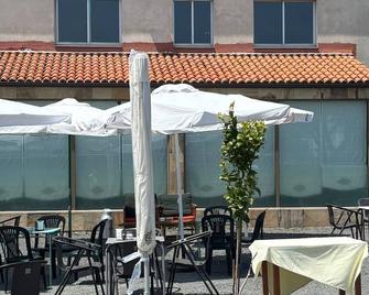 Hotel Restaurante O Esqueiro - Carballo - Patio
