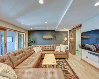 Great Salida Getaway - 20 minutes to Monarch with Spa & Gameroom - Salida - Living room