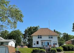 Beautiful lakehouse directly on all sports lake. Stunning views!!58ft frontage. - Onsted - Gebouw