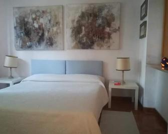 La Casa nel Verde - Castiglione Tinella - Camera da letto