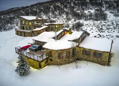 Luxury Award Winning Secluded Mountain Home 80 Acres Hot Tub w/Pro Kitchen - Oak Creek - Bygning