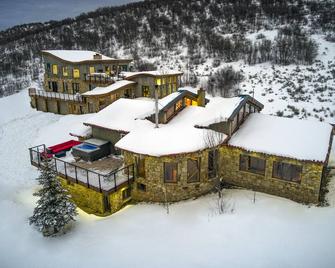 Luxury Award Winning Secluded Mountain Home 80 Acres Hot Tub w/Pro Kitchen - Oak Creek - Building
