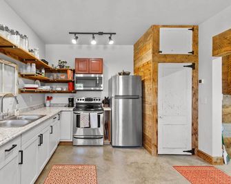 Cozy apartment attached to our farmhouse. - Manhattan - Cocina