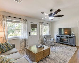 Walk to Dtwn Pine Mountain! Quiet Cottage w/ Yard - Pine Mountain - Living room