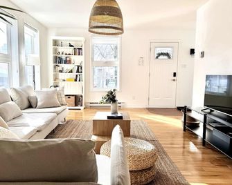 Urban Boho - Hot tub - EV Chrger - 3 Free Parking - Québec City - Living room