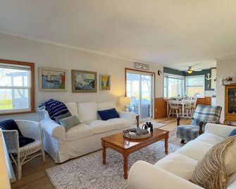 Blue Haven Lakehouse, Lakefront Hot Tub - Bayfield - Living room