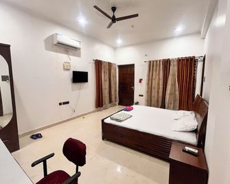 Lux 3-Bedroom Villa with Balconies, Gym & Private Parking – Peaceful Yet Central - Varanasi - Schlafzimmer
