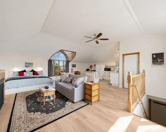 Sunsets Over Muskoka - Bracebridge - Living room