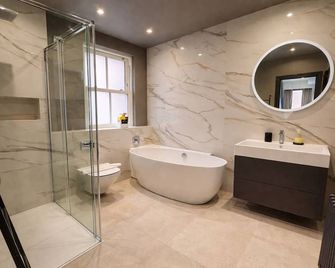 Romeo's Arch high end luxury in centre of Stratford with parking - Stratford-upon-Avon - Phòng tắm