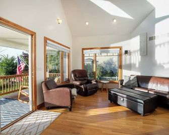 Lakefront 2 Saunas, Firepit, Kayaks, Dock & Boat - Lake - Living room