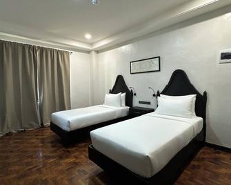 La Planta Hotel And Restaurant - Bais City - Habitación