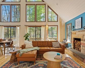 The Blue Forest Chalet - Kayak, Hike, Hot Tub - East Stroudsburg - Salon