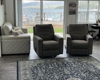 The Lake Cottage on Soda Bay-Pet Friendly, Private Deck, Dock & Kayaks - Kelseyville - Living room