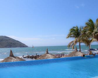 Pacific Palace Beach Tower Hotel - מזטלאן - בריכה