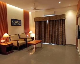 Cloud 9 Hotel - Kotamangalam - Living room
