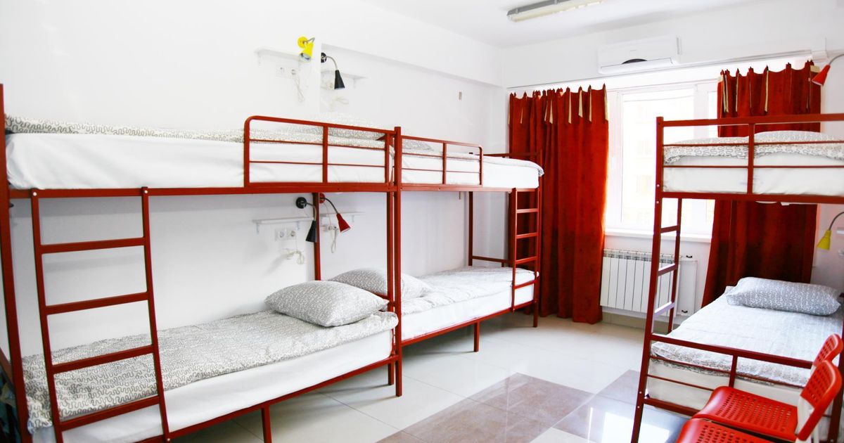 Хостел браво. Хостел браво иркутск. Хостел у аэропорта иркутск. Хостел браво. Кровать односпальная в номере.