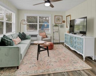 Beachy Bungalow 111 - Safety Harbor - Living room