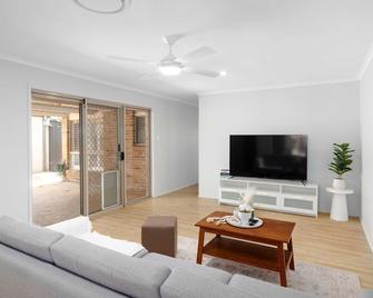 New 3br Serene Creekside Retreat In Helensvale - Cedar Creek, Gold Coast - Living room