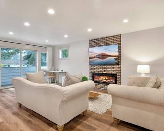 Spacious & Modern 6-Bed Family Retreat Near Golf Course - Seattle