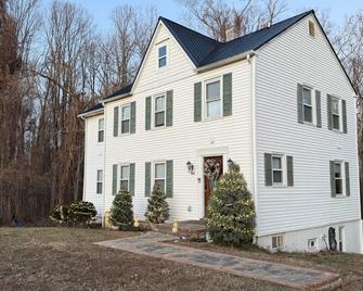 4-bedroom house w/4 Full BTH and Jacuzzi in Prince Frederick - Prince Frederick - Gebäude
