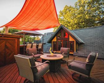 Unique 2 Bedroom Vrbo with Amazing Rooftop Deck & Firepit Area. Near Stillwater! - Bayport - Balkon