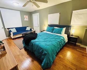 Guesthouse Gem 2br, Smart Tvs, W/D, & Parking - La Grange - Bedroom