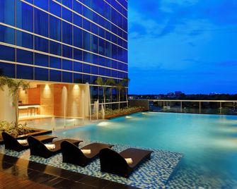 Savoy Hotel Mactan Cebu near Newtown Beach - לאפו-לאפו סיטי - בריכה