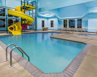 Super 8 by Wyndham Central Pt Medford - מדפורד - בריכה