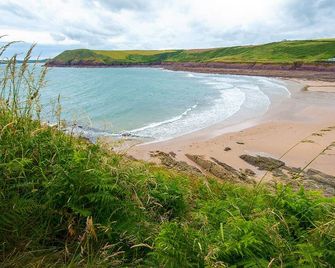 Inglenook, Holiday Cottage Manorbier, Sleeps 4, 2 bedrooms, bathrooms - Manorbier - Beach