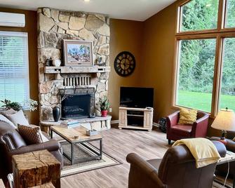 Valley View Cottage Secluded Mohican Area, Tree House, Outdoor Pizza Oven, Pond - Perrysville - Living room