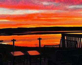 Floating Cottage on The LaHave River close to beaches, golf, on Lighthouse Route - Bridgewater - Balcone