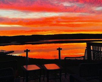 Floating Cottage on The LaHave River close to beaches, golf, on Lighthouse Route - Bridgewater - Balkon