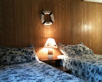 Spacious Home, Knotted Pine Cathedral Cielings, Peaceful Wooded Area - Wellfleet - Bedroom